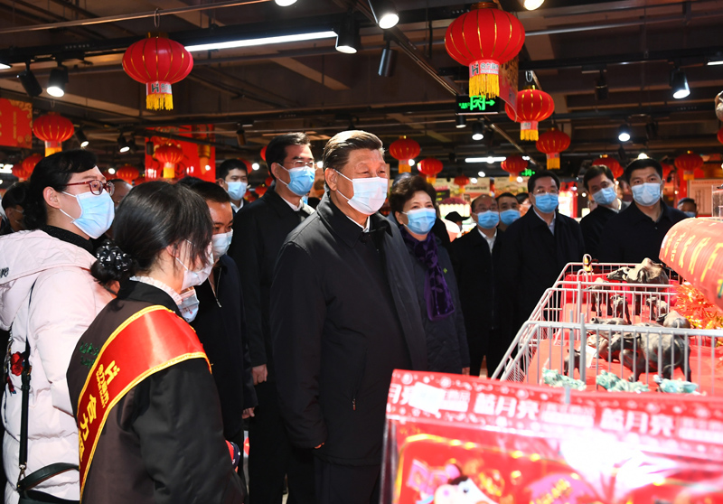 2月3日至5日，中共中央总书记、国家主席、中央军委主席习近平来到贵州考察调研，看望慰问各族干部群众，向全国各族人民致以美好的新春祝福。这是4日下午，习近平在贵阳市观山湖区合力惠民生鲜超市，察看春节前市场供应、年货供销、物价运行等情况。新华社记者 谢环驰 摄