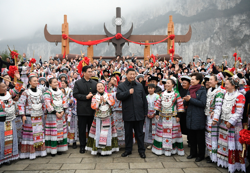 2月3日至5日，中共中央总书记、国家主席、中央军委主席习近平来到贵州考察调研，看望慰问各族干部群众，向全国各族人民致以美好的新春祝福。这是3日下午，习近平在毕节市黔西县新仁苗族乡化屋村文化广场上，向全国各族人民、港澳台同胞和海外侨胞拜年。新华社记者 李学仁 摄