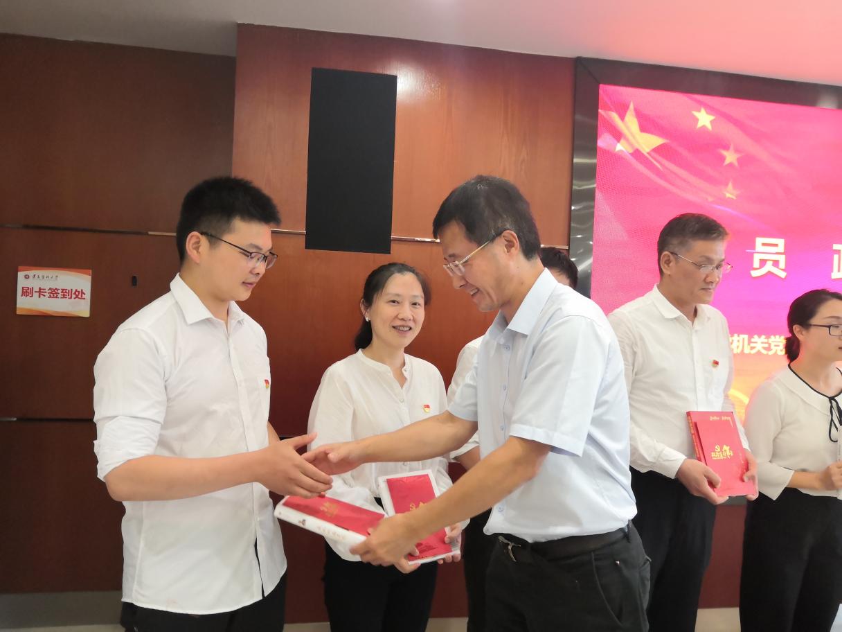 5.1党委委员、党委副书记蔡善君同志为党员颁发政治生日贺卡及党史学习书籍