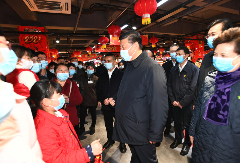 2月3日至5日，中共中央总书记、国家主席、中央军委主席习近平来到贵州考察调研，看望慰问各族干部群众，向全国各族人民致以美好的新春祝福。这是4日下午，习近平在贵阳市观山湖区合力惠民生鲜超市同置办年货的群众亲切交流。新华社记者 谢环驰 摄